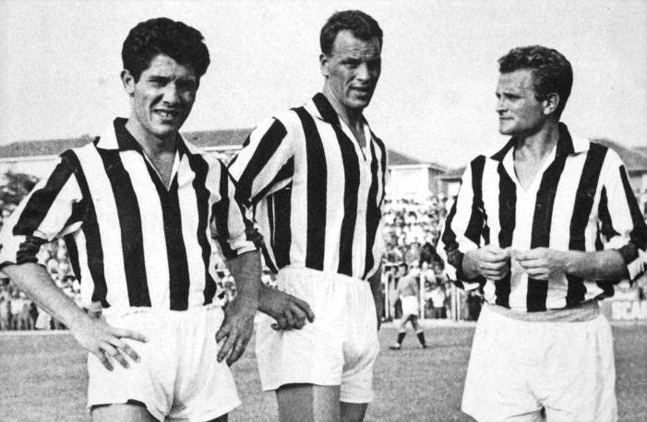 Da sempre, il club bianconero ha avuto grandissimi giocatori. Qui il primo Pallone d&#39;oro bianconero, Omar Sivori, con John Charles e Giampiero Boniperti in uno dei tridenti pi prolifici della storia del calcio mondiale. Omega